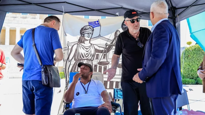 Στο Λαϊκό Νοσοκομείο μεταφέρθηκε ο απεργός πείνας Δημήτρης Οικονομόπουλος, που συμπαραστέκεται στον Πάνο Ρούτσι – Αισθάνθηκε έντονη αδιαθεσία