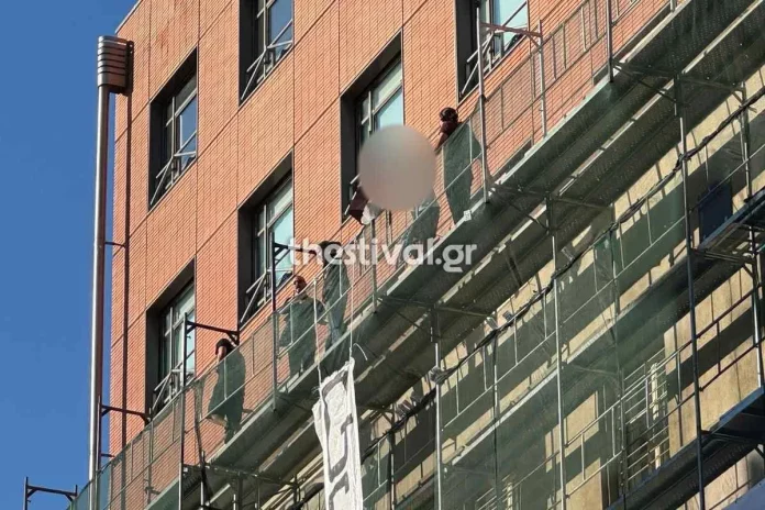 Θεσσαλονίκη: Ελεύθεροι οι έξι προσαχθέντες που σκαρφάλωσαν στο Προξενείο των ΗΠΑ και ανήρτησαν πανό