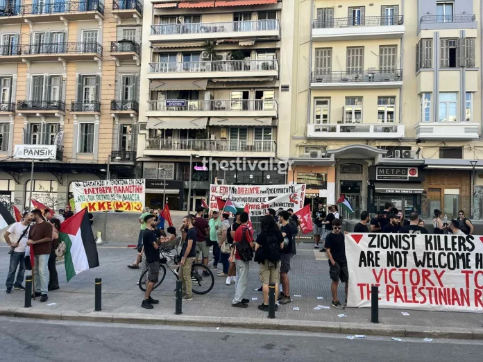 Θεσσαλονίκη: Νέα συγκέντρωση για την Παλαιστίνη με αφορμή τη παρουσία Ισραηλινών στην πόλη – Πέταξαν τρικάκια έξω από σταθμό του μετρό (φωτο)