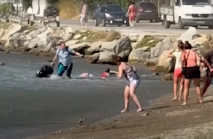 Σκιάθος: Τουρμπίνες αεροπλάνου εκτόξευσαν τις βαλίτσες τουριστών στη θάλασσα – (VIDEO)