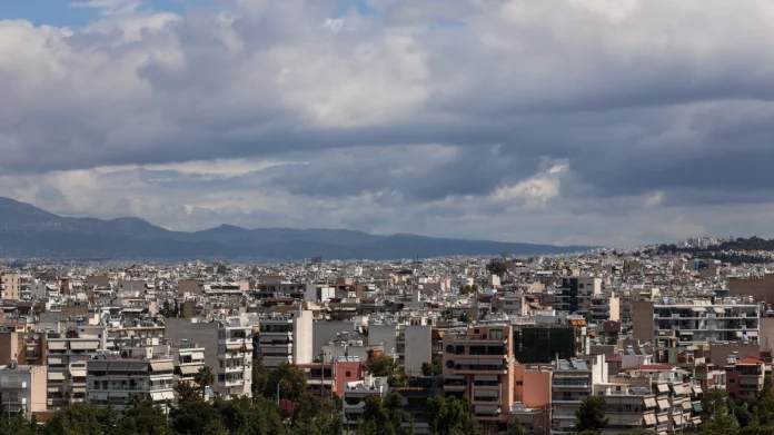 Καιρός: Δευτέρα με συννεφιά, τοπικές μπόρες και ανέμους μέχρι 7 μποφόρ