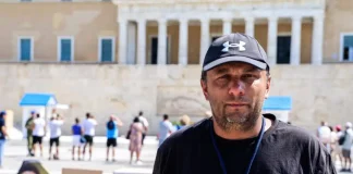 Τέμπη: Ντροπή! Έστειλαν αστυνομικούς να ζητήσουν τα στοιχεία του πατέρα του Ντένις που κάνει απεργία πείνας στο Σύνταγμα (VIDEO)