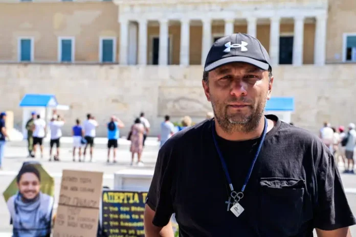 Τέμπη: Ντροπή! Έστειλαν αστυνομικούς να ζητήσουν τα στοιχεία του πατέρα του Ντένις που κάνει απεργία πείνας στο Σύνταγμα (VIDEO)