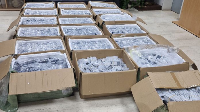 Περίεργη “υπόθεση” η κατάσχεση 12.500 κινητών στη Χίο