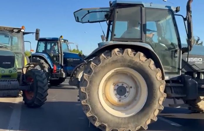 Αγρότες απέκλεισαν την Μουδανιών στο ρεύμα προς Θεσσαλονίκη