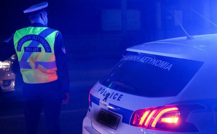 Εθνική Οδός: Νταλίκα με καυσόξυλα προσέκρουσε στο διάζωμα και τυλίχτηκε στις φλόγες