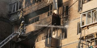 Κίεβο: 3 νεκροί και 18 τραυματίες από τη νυχτερινή επιδρομή της Ρωσίας – Στις φλόγες κυβερνητικό κτίριο