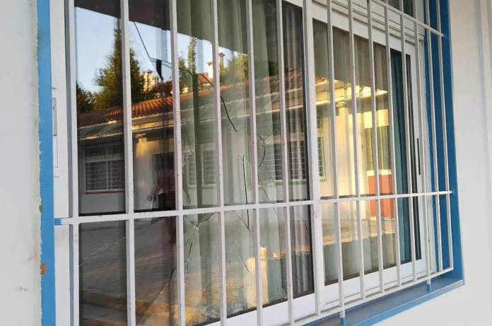 Θεσσαλονίκη: Τα έκαναν “γυαλιά-καρφιά” σε σχολείο στα Πεύκα – Έσπασαν τζάμια, κεραμίδια και έβαψαν με σπρέι τους τοίχους – (ΦΩΤΟ)