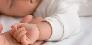 Μάχη για τη ζωή του δίνει βρέφος 20 ημερών στην Ινδία που είχαν θάψει ζωντανό