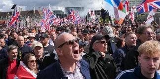 Ογκώδης διαδήλωση στο Λονδίνο κατά των μεταναστών και υπέρ της «ελευθερίας του λόγου» – Την οργάνωσε ακροδεξιός ακτιβιστής