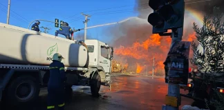 Φωτιά τώρα σε εργοστάσιο με παλέτες στο Μενίδι – Μήνυμα του 112 για επικίνδυνους καπνούς, δείτε βίντεο