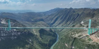 Η Κίνα εγκαινιάζει την ψηλότερη γέφυρα στον κόσμο: Περίπου 624 μέτρα πάνω από το έδαφος, δείτε βίντεο