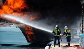 Τουριστικό σκάφος βυθίστηκε στη Λευκάδα μετά από φωτιά