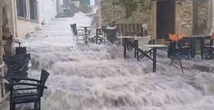 Ισχυρές βροχές στην Κρήτη, μικρές κατολισθήσεις, πλημμύρες και ποτάμια λάσπης σε Βιάννο και Μεσαρά