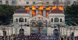 Τι προκάλεσε την εξέγερση των νέων στο Νεπάλ – Από την απαγόρευση των social media, στις φωτιές στο κοινοβούλιο