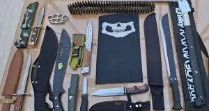 Ηγουμενίτσα: 18χρονος από τη Μάλτα ταξίδευε με μια ματσέτα, ένα σπαθί κατάνα και 6 μαχαίρια