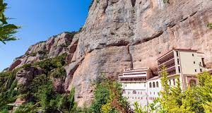 Καλάβρυτα: Συνελήφθη ο ηγούμενος της Μονής Σπηλαίου – Ετοιμαζόταν να πουλήσει 17 βυζαντινές εικόνες και δύο Ευαγγέλια του 18ου αιώνα για €200.000