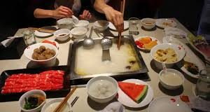 Κινέζοι έφηβοι καλούνται να πληρώσουν 260.000 ευρώ αφού ούρησαν σε κατσαρόλα με ζωμό σε εστιατόριο