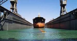 Φωτιά σε πλωτή δεξαμενή για επισκευές πλοίων στον Ασπρόπυργο