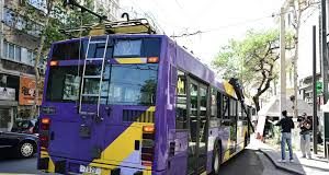 Πειραιάς: «Μου είπε ότι ενοχλώ γιατί κορνάρω και με έβρισε – Ήταν γύρω στο 1,90 bodybuilder και μου έριξε μια μπουνιά στο λαιμό» περιγράφει ο οδηγός του τρόλεϊ