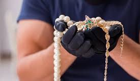 Κουκουλοφόροι λήστεψαν κοσμηματοπωλείο στη Ρόδο και άρπαξαν λεία άνω των 500.000 ευρώ!