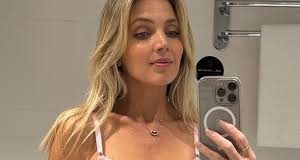 Οργισμένη 44χρονη Αυστραλή με την Qantas: Μου είπαν να κουμπώσω τη ζακέτα και να καλύψω το ντεκολτέ για μην προσβάλω άλλους πολιτισμούς