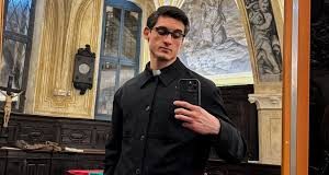 Σάλος στην Ιταλία για τον σέξι 32χρονο ιερέα που έκανε διαφήμιση για συμπληρώματα διατροφής: «Η προσευχή δεν αρκεί μικρά μου»