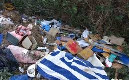 Aδιανόητο: Πέταξαν στα σκουπίδια τις ελληνικές σημαίες οι «χειροκροτητές του Βελλίδειου»!