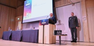 Δένδιας: Εχει κάνει το Λονδίνο δεύτερο σπίτι του Αρχικά Θέματα Αν και σε συνέδριο στο Κέμπριτζ, ο Ν. Δένδιας δεν παύει να θέλει τον στρατιωτικό του να στέκεται πίσω του, ως … φόντο μερίδιο