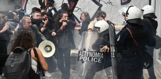 Επικοινωνία Ζαχαράκη – Χρυσοχοϊδη για τα επεισόδια στο Μεταξουργείο