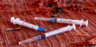 «Bluetoothing»: Το νέο θανατηφόρο «trend» των νέων που εκτοξεύει τα κρούσματα HIV