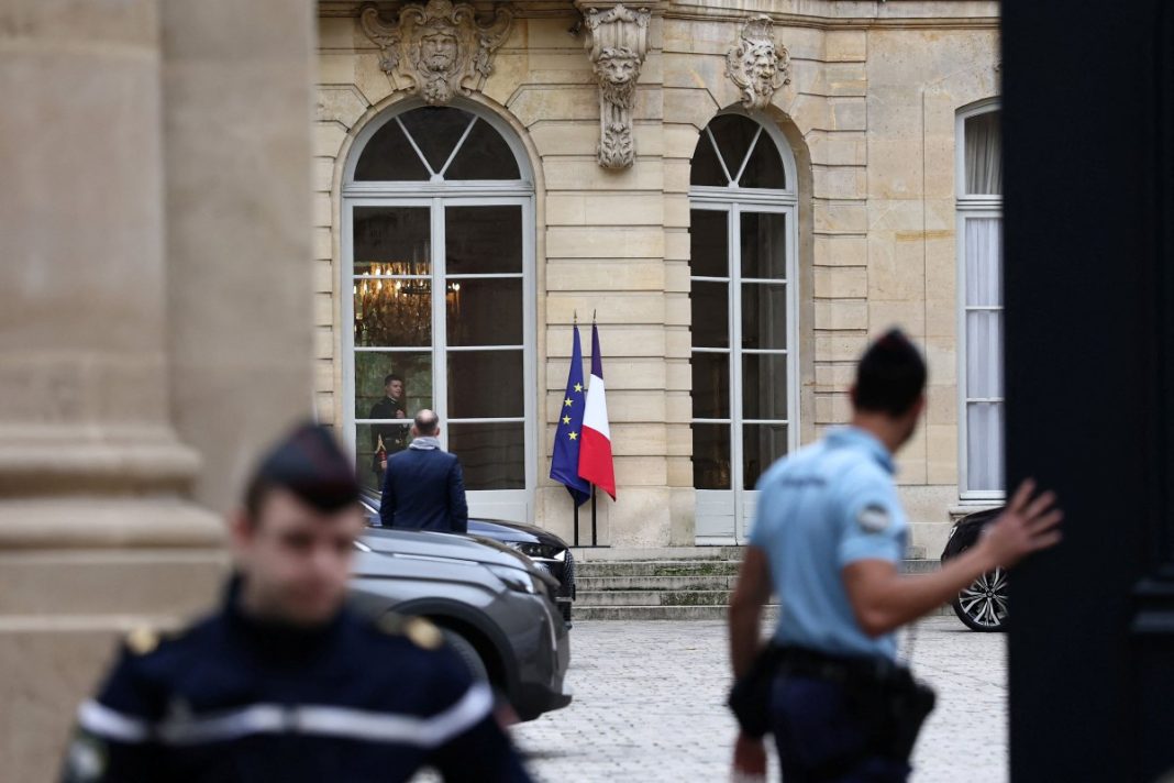 2025-10-06T133853Z_1368374393_RC2D6HAQNSIO_RTRMADP_5_FRANCE-POLITICS-1200x800