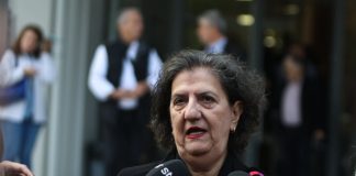 Χρ. Χλωρου: «Ελπίζουμε αυτή την φορά να μην πάρουν πάλι αναβολή» – Έφτασε ο Κ. Βελόπουλος (VIDEO)