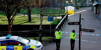 Βρετανία: Χειροπέδες σε άνδρα για βιασμό με «φυλετικό κίνητρο»