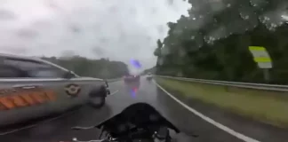 Απίστευτο! Περιπολικό «πατάει» αναβάτη μετά από καταδίωξη (+video)