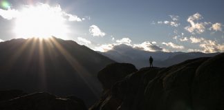 Σκάνδαλο(;) στη Θεσσαλία: Δήμαρχος έψαχνε σακ βουαγιάζ με €40.000 που ξέχασε σε αίθουσα συσκέψεων