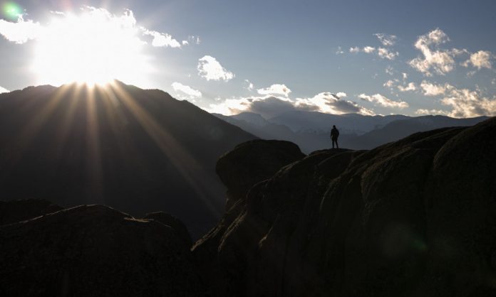 Σκάνδαλο(;) στη Θεσσαλία: Δήμαρχος έψαχνε σακ βουαγιάζ με €40.000 που ξέχασε σε αίθουσα συσκέψεων