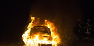 Porsche Cayenne παίρνει φωτιά εν κινήσει και οι πόρτες κλειδώνουν και εγκλωβίζουν τον οδηγό! (βίντεο)