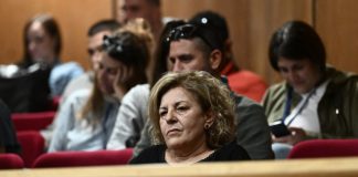 Υποστηρικτής της Χρυσής Αυγής προπηλάκισε τη Μάγδα Φύσσα στο δικαστήριο