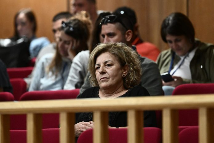 Υποστηρικτής της Χρυσής Αυγής προπηλάκισε τη Μάγδα Φύσσα στο δικαστήριο