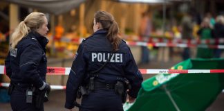 Γερμανία: Αστυνομικός άνοιξε OnlyFans, την κατήγγειλαν και τώρα διαμαρτύρεται… χορεύοντας στο TikTok – (VIDEO)