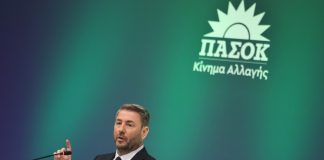 Οι «ρουκέτες» Ανδρουλάκη κατά Τσίπρα και ο «αναβρασμός» στο ΠΑΣΟΚ με στελέχη του να λοξοκοιτούν