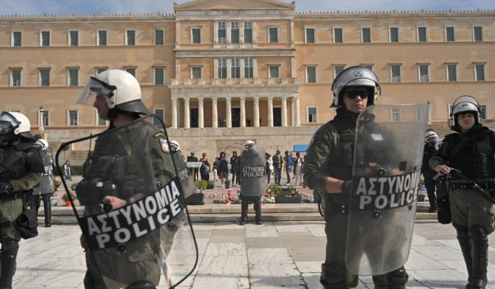 ΜΑΤ μπροστά από το μνημείο του Αγνώστου Στρατιώτη – Δεν επέτρεψαν στους φοιτητές να πλησιάσουν