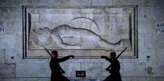 Κυβερνητικές πηγές: Σε πλήρη σύγχυση το ΠΑΣΟΚ για τον Άγνωστο Στρατιώτη – «Από φάλτσο σε φάλτσο η κυβέρνηση» απαντά η Χαρ. Τρικούπη