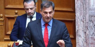 Επίθεση στο γραφείο του Χάρη Θεοχάρη: Άγνωστοι έβαλαν φωτιά στην είσοδο