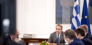 Ο Κυριάκος Μητσοτάκης «τρέχει» να μαζέψει τις απώλειες προς τα δεξιά