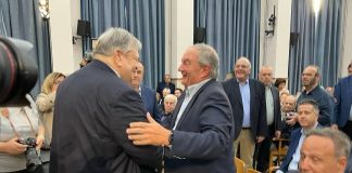 Στις συμπληγάδες της κριτικής Καραμανλή και Βενιζέλου για το θέμα των θεσμών το Μαξίμου – Η αμηχανία και η επίθεση