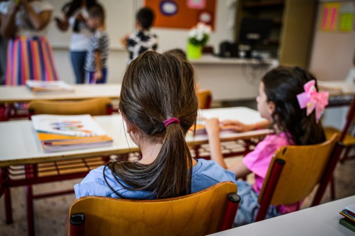 Φουντώνουν οι διαμαρτυρίες για τον «κόφτη» στα ολοήμερα σχολεία – Νέες κινητοποιήσεις από γονείς και δασκάλους