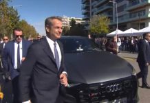 Σαν να συνωμότησε το σύμπαν: Άφωνο το πανελλήνιο με αυτό που έγινε στην παρέλαση την ώρα που έφτασε ο πρωθυπουργός