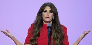 Η Κίμπερλι Γκιλφόιλ αναλαμβάνει την πρεσβεία των ΗΠΑ στην Αθήνα – Η άφιξή της, τα μπουζούκια και οι πρώτες επαφές της